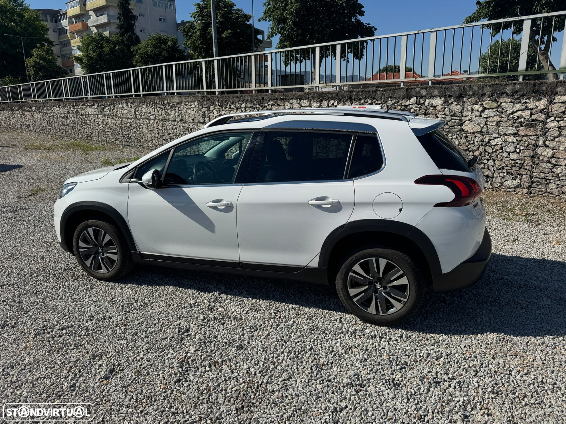 Peugeot 2008 1.2 PureTech Allure EAT6 - 4