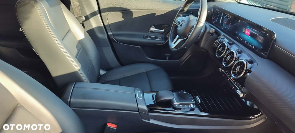 Mercedes-Benz CLA 180 7G-DCT - 19