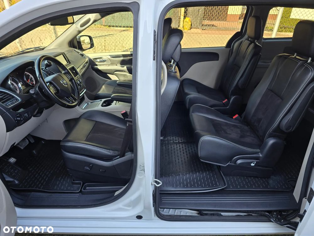 Dodge Grand Caravan - 30