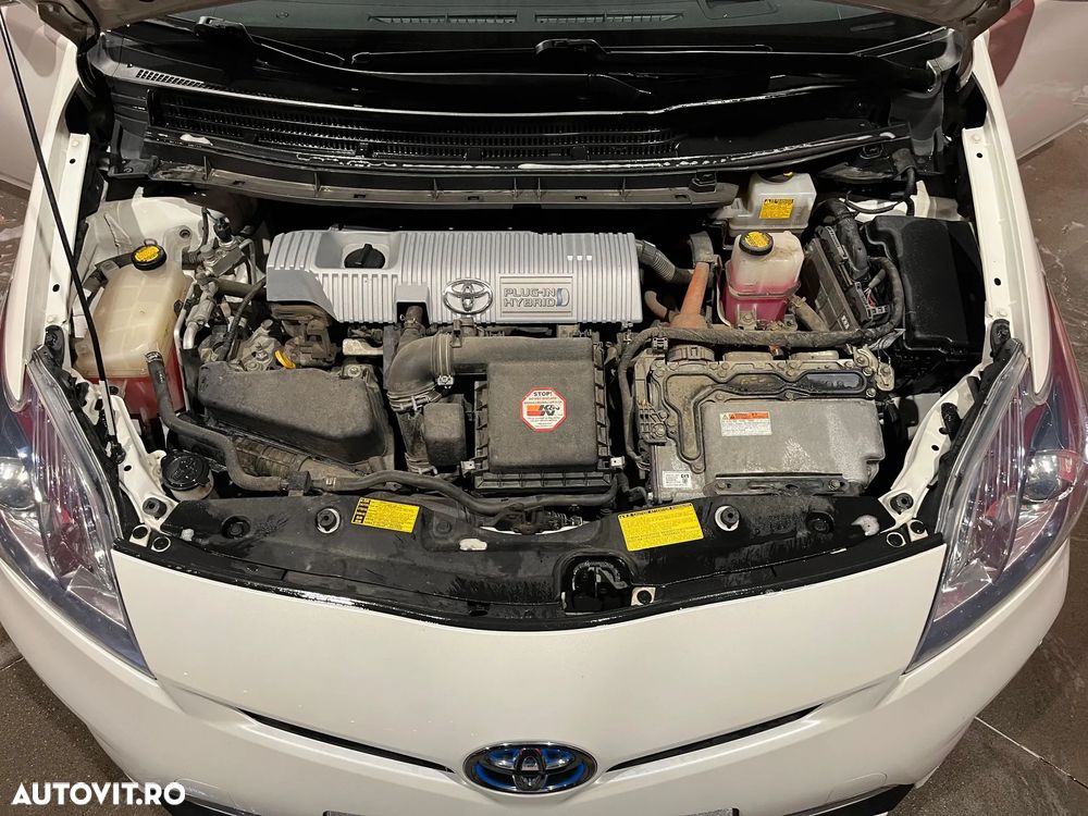 Toyota Prius Plug-in (Hybrid) Life - 26