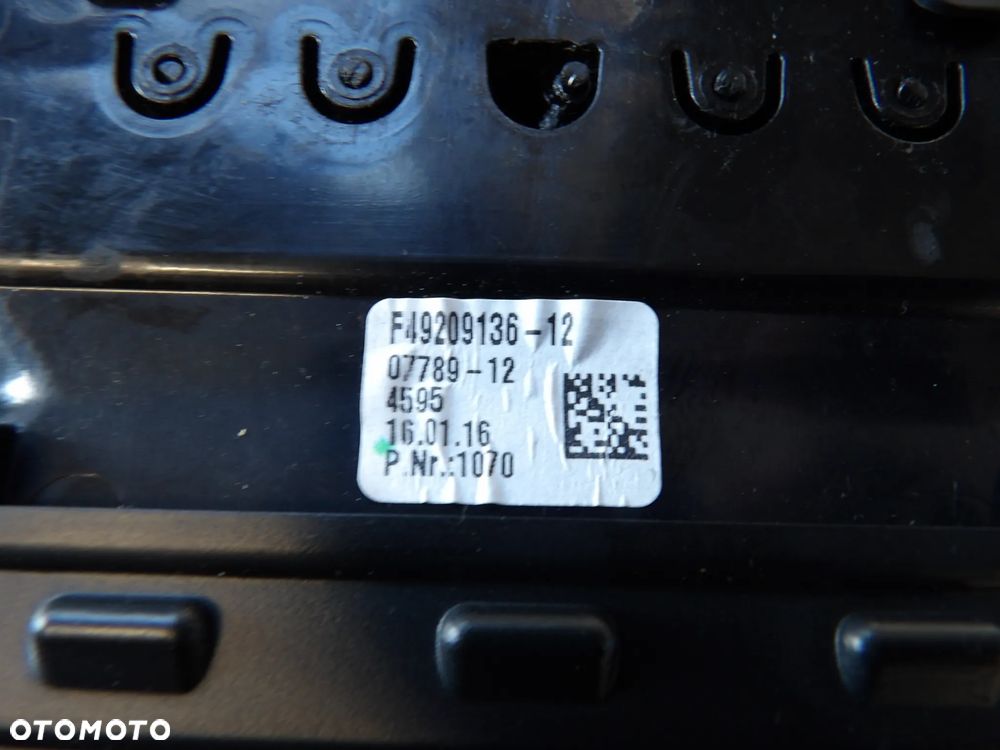 BMW - F10,F11 - ŚRODKOWA KRATKA NAWIEWU - EUROPA - 9209136 - 2