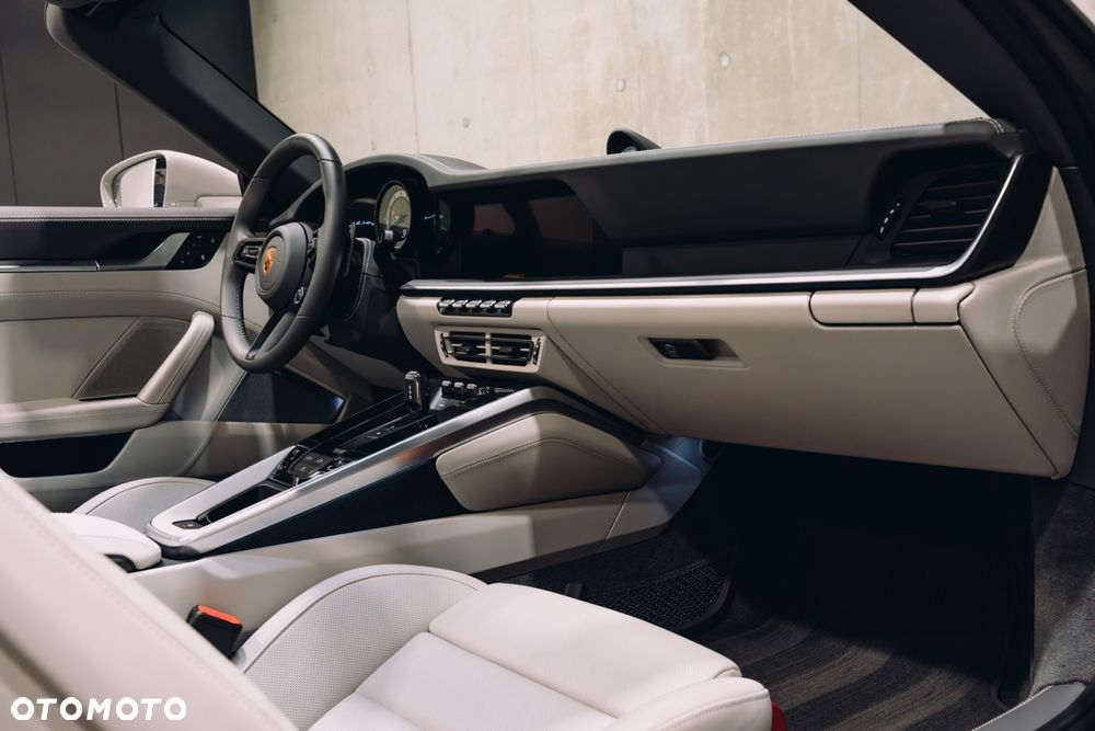 Porsche 911 Carrera 4 GTS - 8