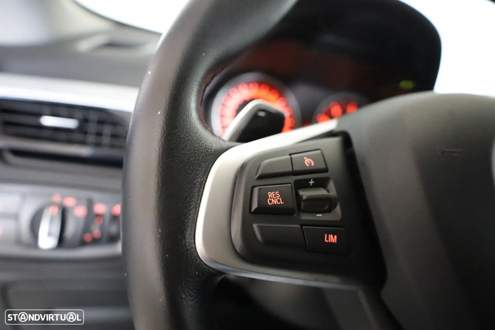 BMW X1 18 d sDrive Auto Advantage - 31