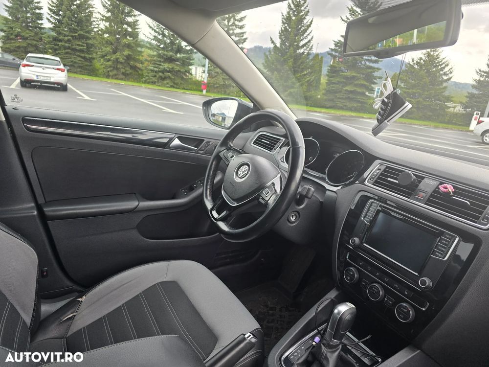Volkswagen Jetta 2.0 TDI DSG Comfortline - 4