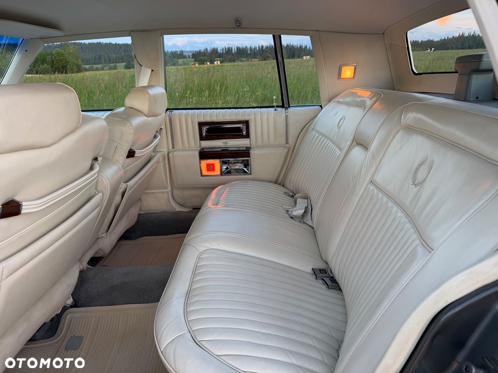 Cadillac Brougham - 21