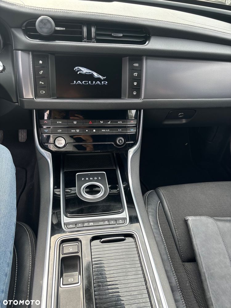 Jaguar XF 2.0 i4D R-Sport - 23