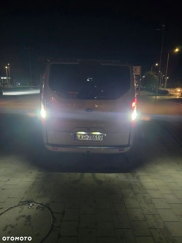 Ford Tourneo Custom - 12