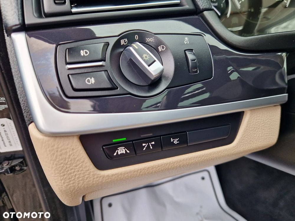 BMW Seria 5 520d xDrive - 16