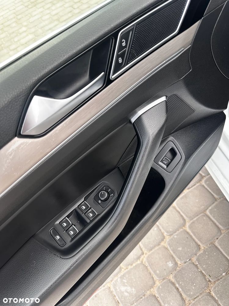 Volkswagen Passat Variant 2.0 TDI SCR 4Motion DSG Highline - 30