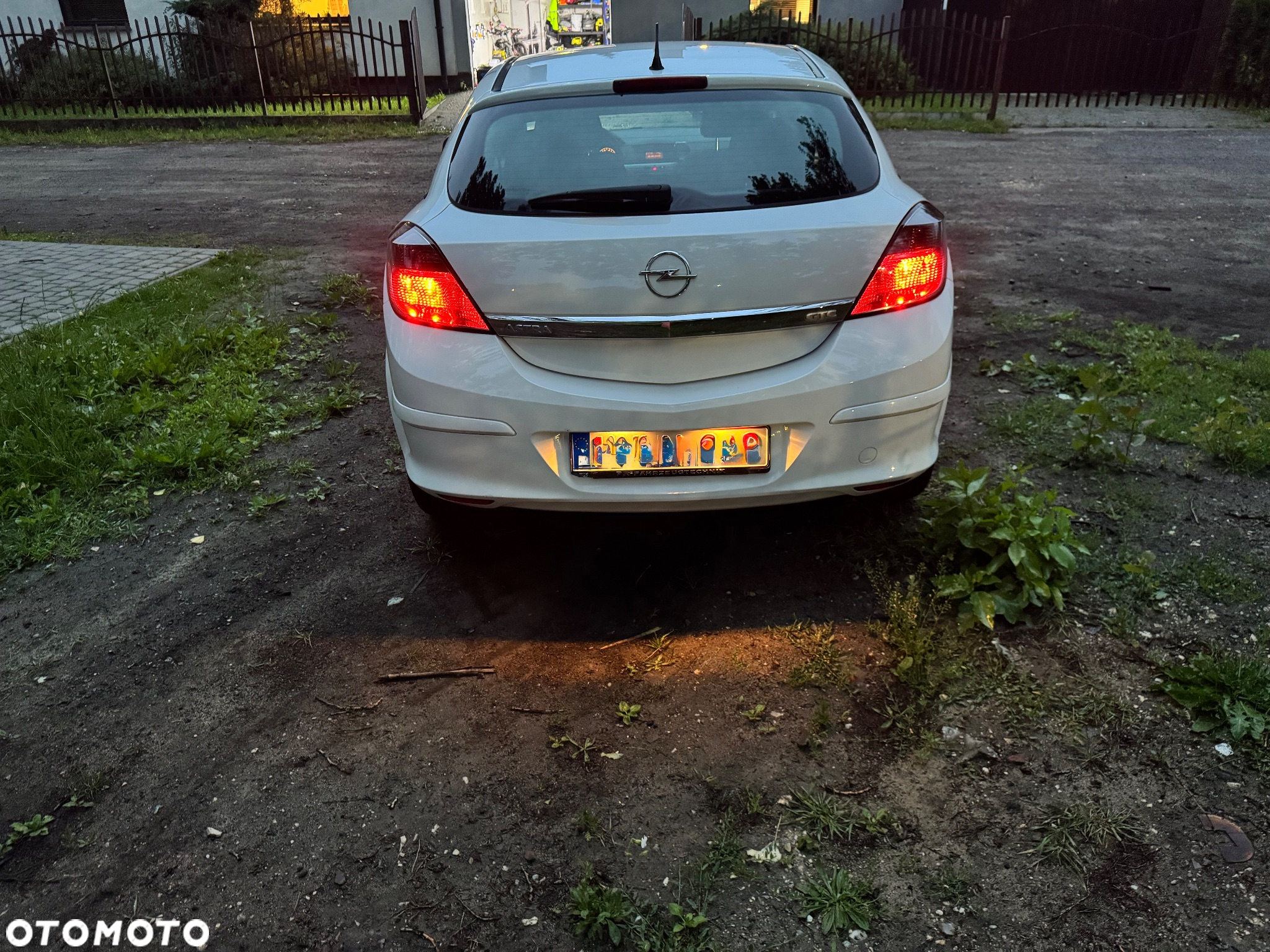 Opel Astra GTC 1.6 Black&White - 5