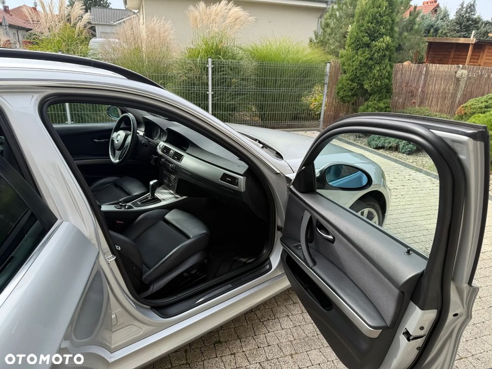 BMW Seria 3 325xi Touring - 10