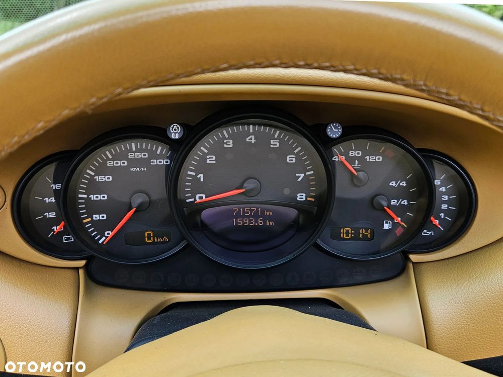 Porsche 911 Carrera 4 - 18