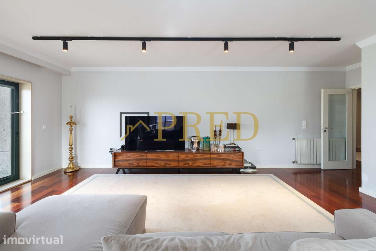 Apartamento T5, inserido no condomínio fechado 'Edifício Plaza' - Grande imagem: 2/43
