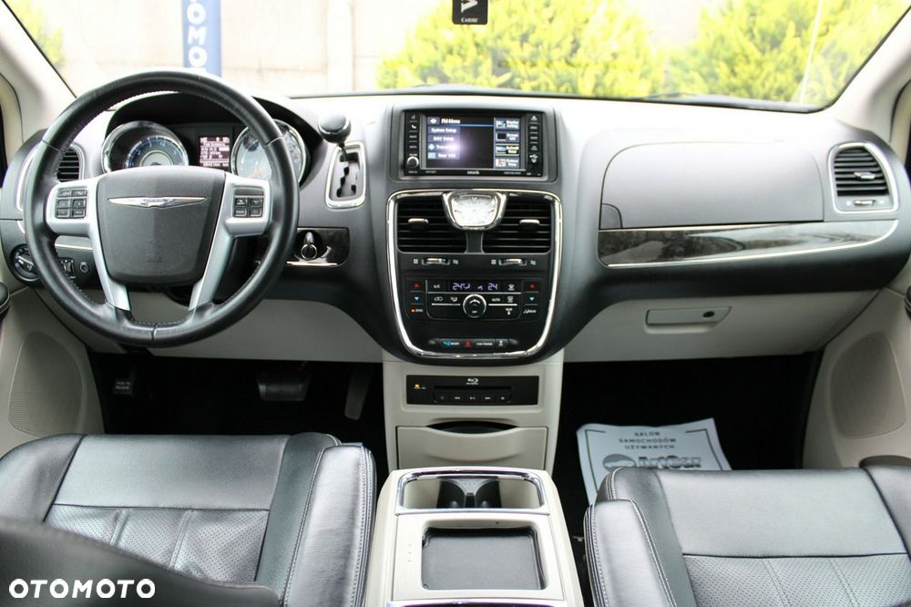 Chrysler Town & Country - 14