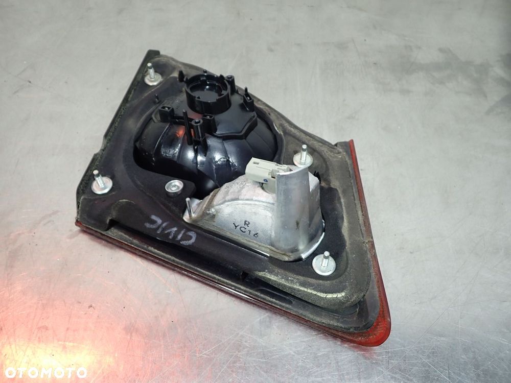 LAMPA PRAWA TYLNA W KLAPIE HONDA CIVIC 1.4 VIII FD3 - 7