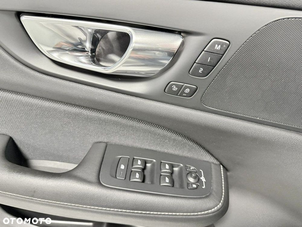 Volvo V60 D4 R-Design - 23