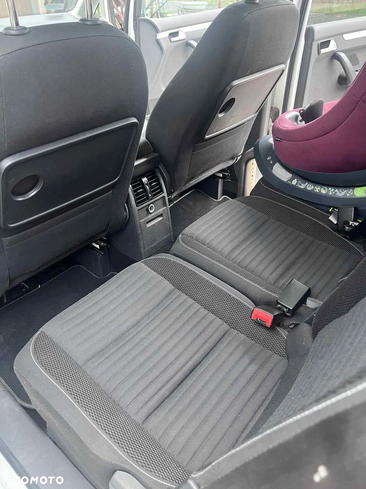 Volkswagen Touran - 11