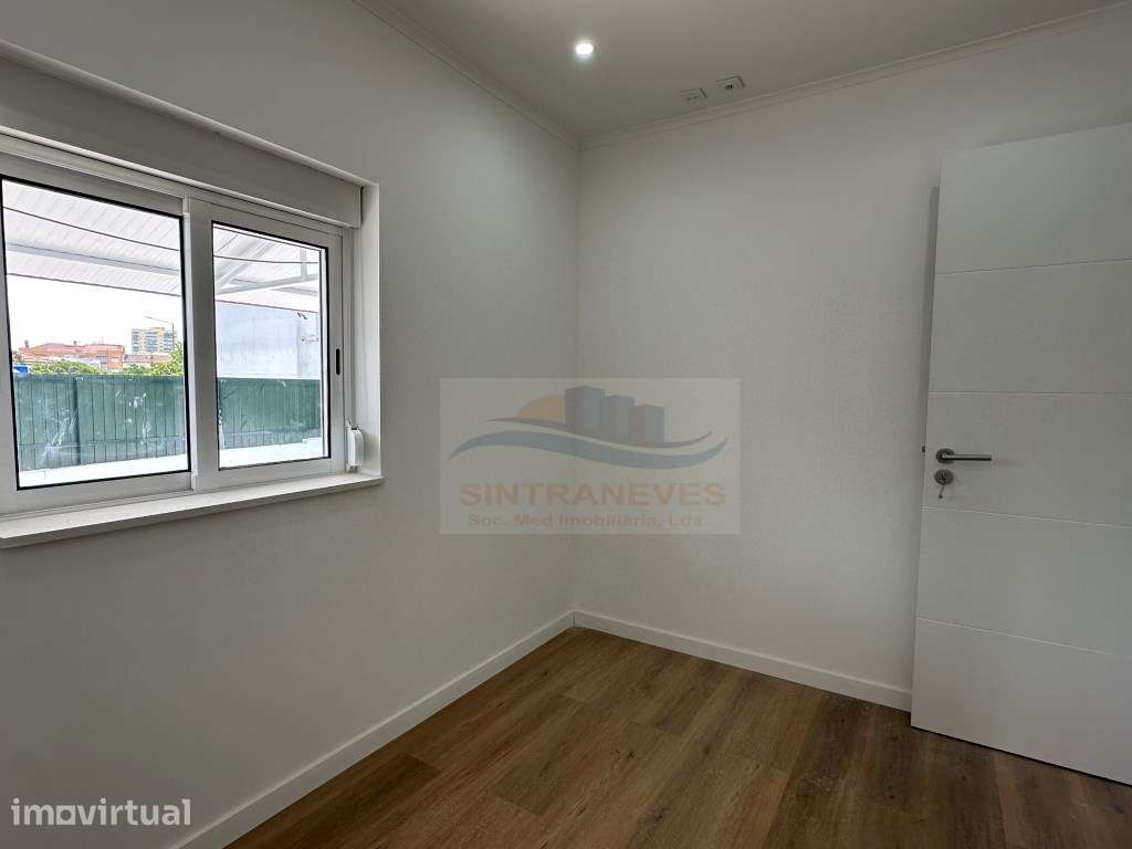 Apartamento T2 Remodelado com Quintal | Pontinha - Grande imagem: 3/17