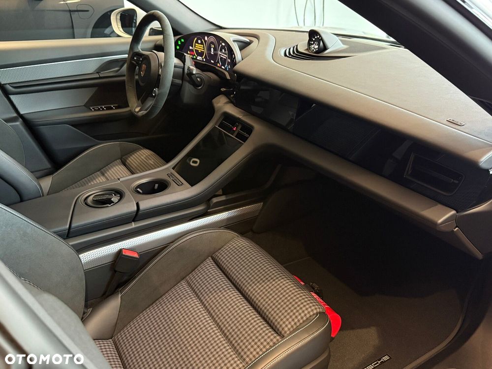 Porsche Taycan - 27