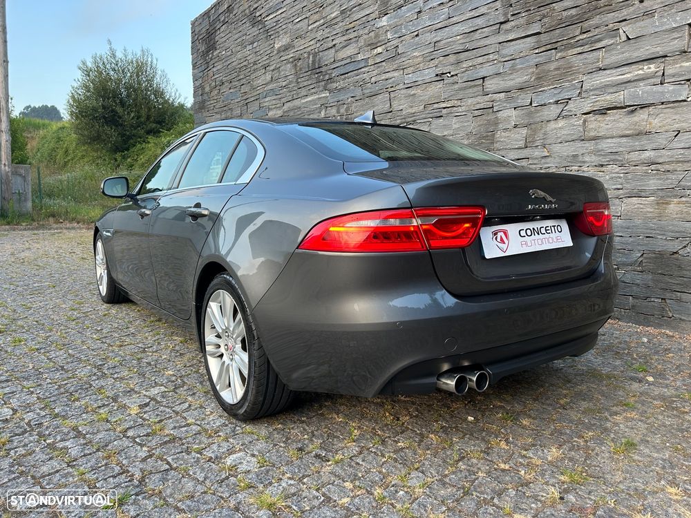 Jaguar XE 2.0 D Portfolio - 6