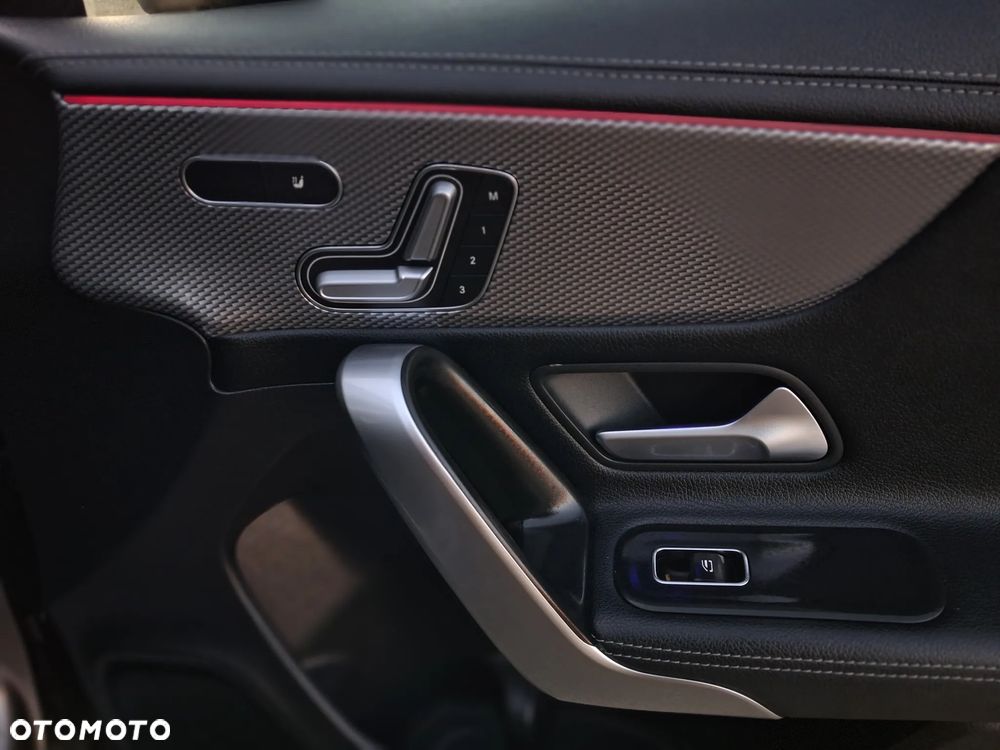 Mercedes-Benz CLA 180 7G-DCT Edition Progressive Line - 12