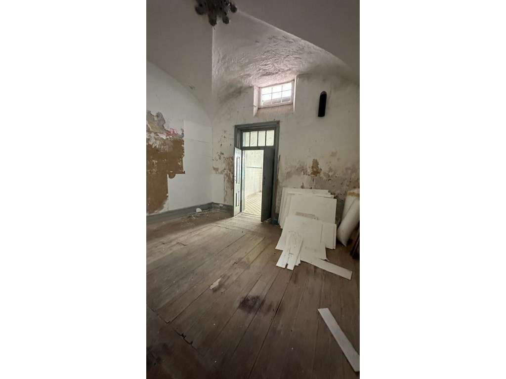 Vende-se Prédio para renovar junto à Praça do Giraldo em Évora - Grande imagem: 4/22