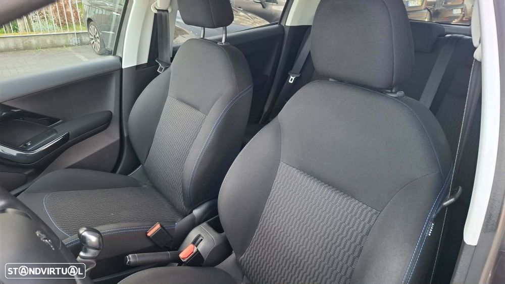Peugeot 208 1.2 PureTech Signature - 11