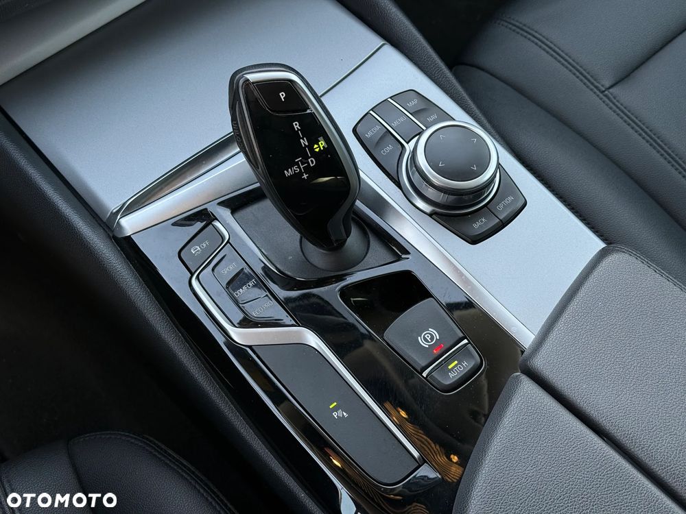 BMW Seria 5 520i - 33