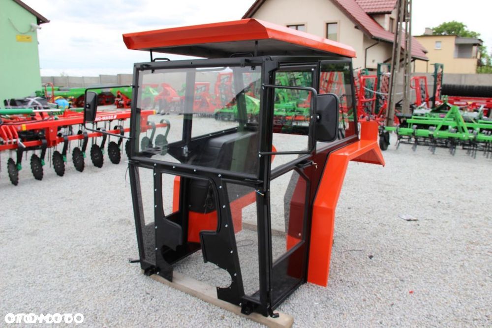 Kabina ciągnikowa do ciągnika MF 235 255 LUX z błotnikami CE - 2