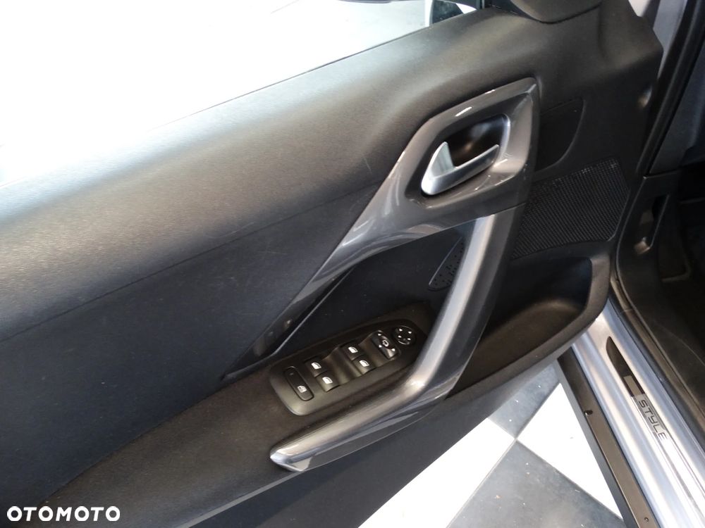 Peugeot 2008 PureTech 82 Style - 17