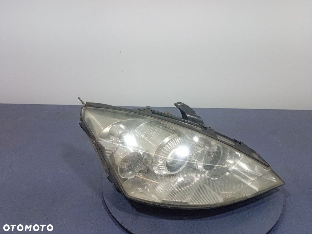 FORD FOCUS MK1 REFLEKTOR PRAWY PRZÓD LAMPA PRZEDNIA XENON EU - 1