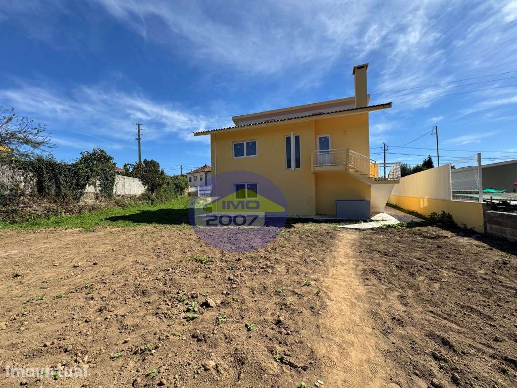 Moradia isolada T3 com Terreno em Santa Maria de Lamas