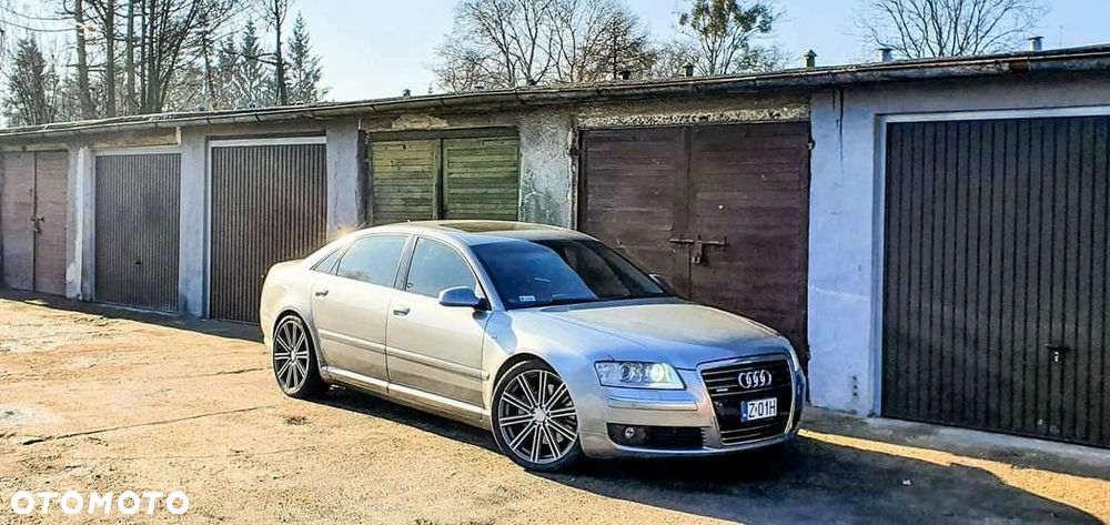 Audi A8 4.2 L Quattro - 2