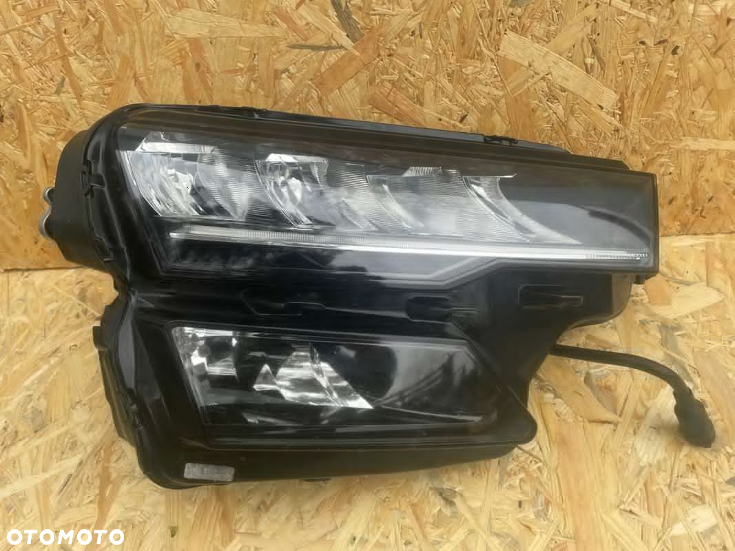 Skoda Karoq 2022 > Lift Prawa Przednia Lampa Full Led Europa - 2