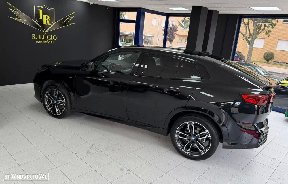 BMW iX2 eDrive20 Pack Desportivo M - 16