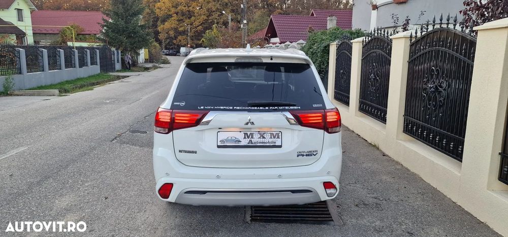 Mitsubishi Outlander 2.4 4WD Plug-In Hybrid Top - 19