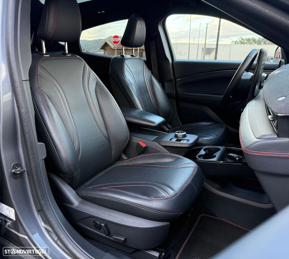 Ford Mustang Mach-E AWD PREMIUM - 27