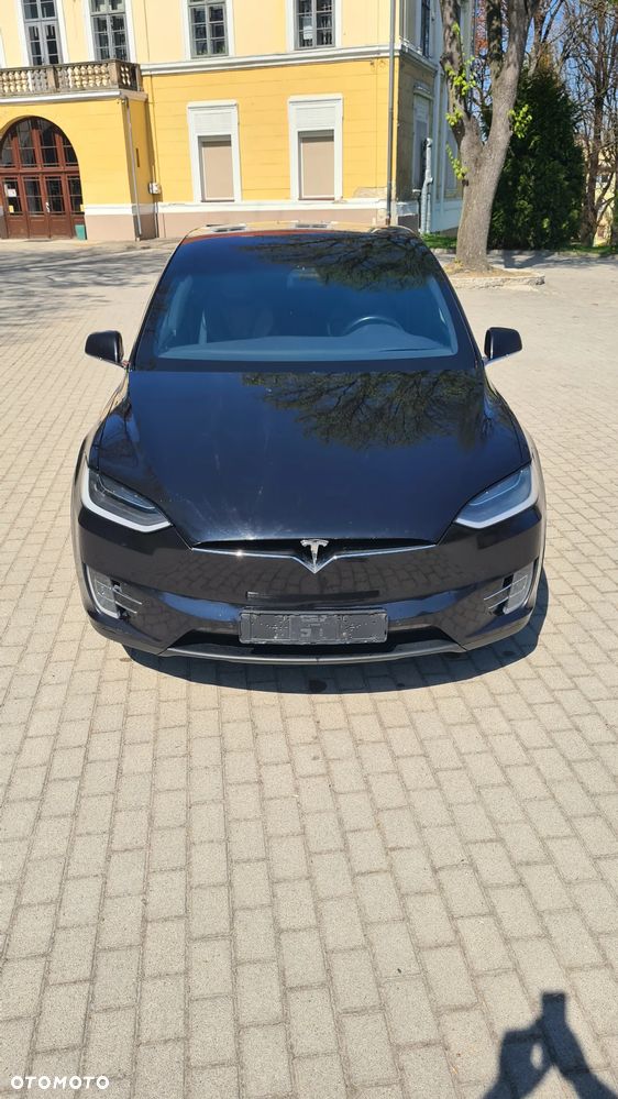 Tesla Model X - 8