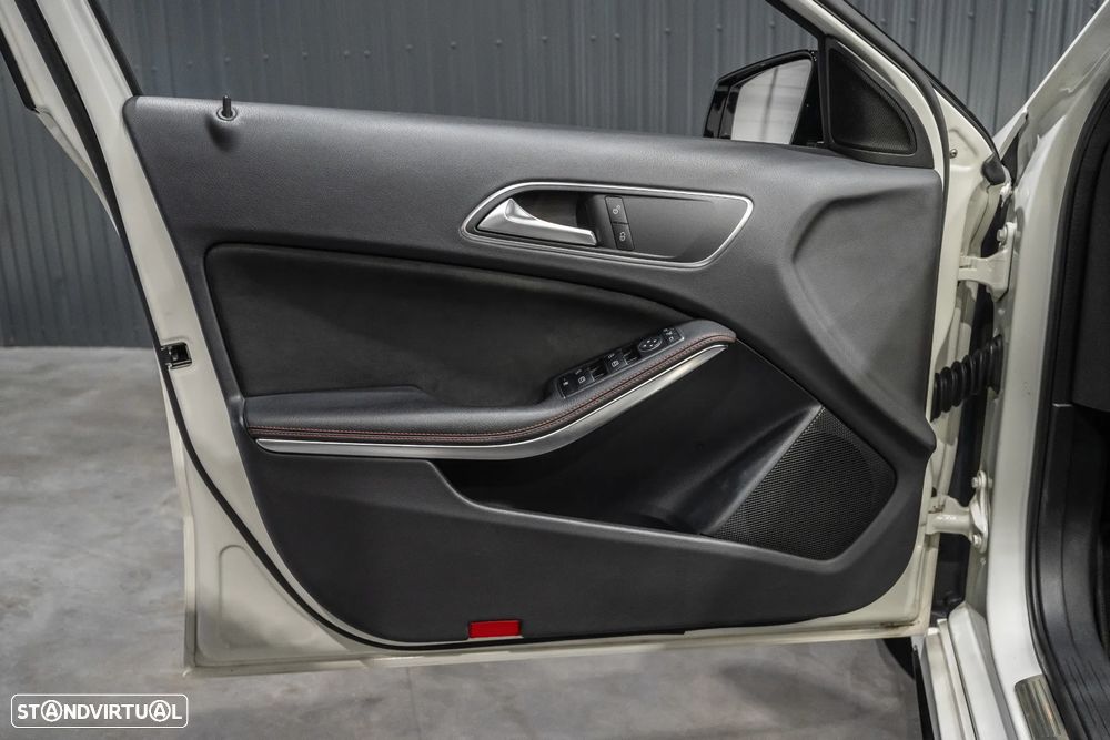 Mercedes-Benz A 180 AMG Line - 20