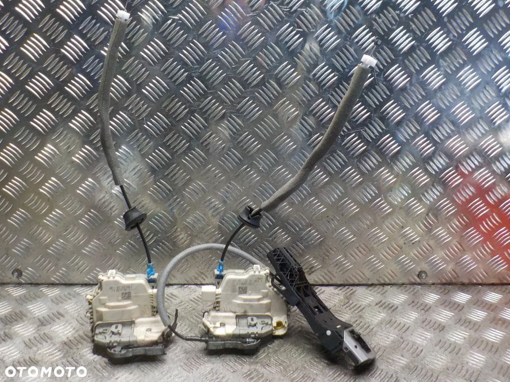 AUDI A3 8V ZAMEK DRZWI PRAWY PRZÓD 8X1837016C