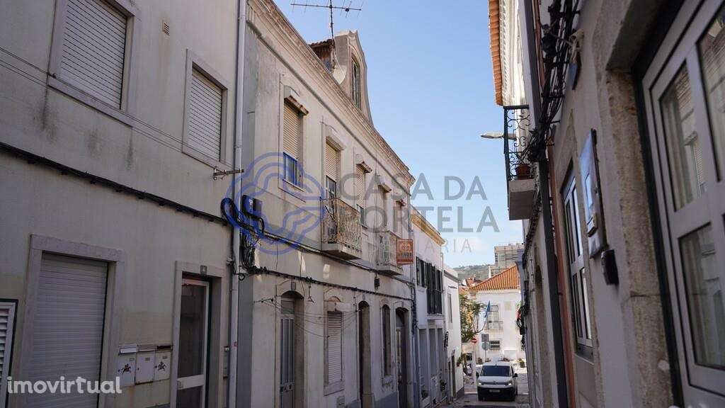 Prédio para Investimento no Centro de Sesimbra a 4 Minutos da Praia - Grande imagem: 3/31