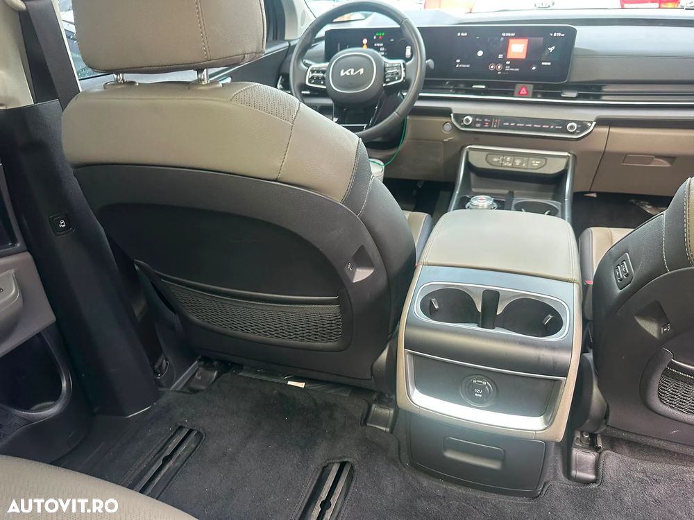 Kia Carnival - 16