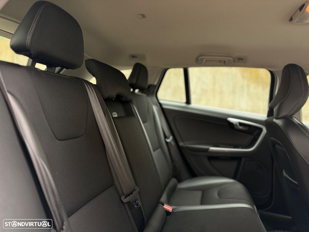 Volvo V60 2.4 D6 R-Design Mom.AWD Phev - 28