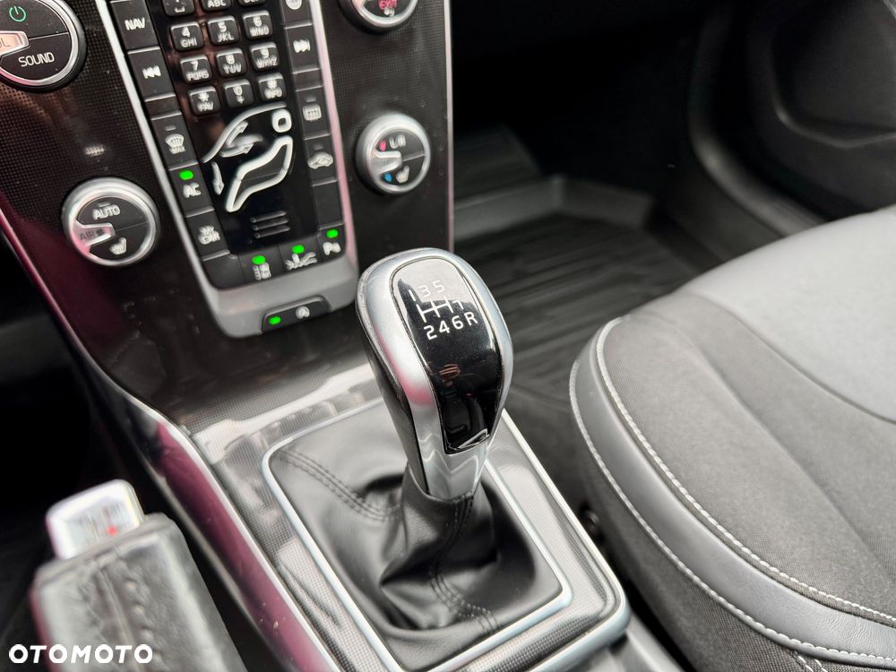 Volvo V40 D3 Momentum - 24