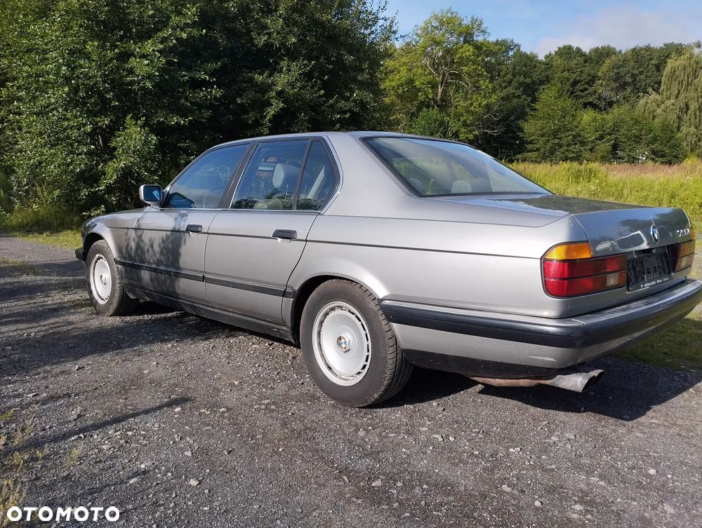 BMW Seria 7 750i - 12