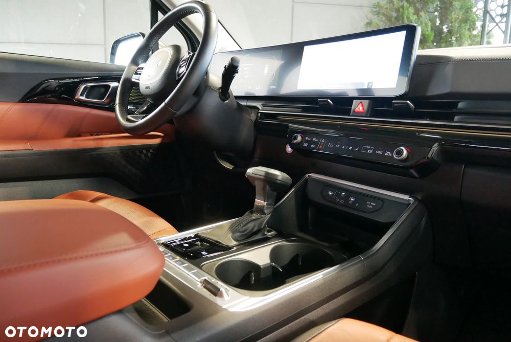 Kia Carnival - 28
