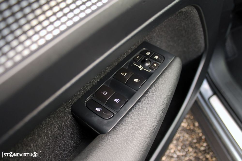 Volvo XC 40 1.5 T3 R-Design Tech Edition - 5