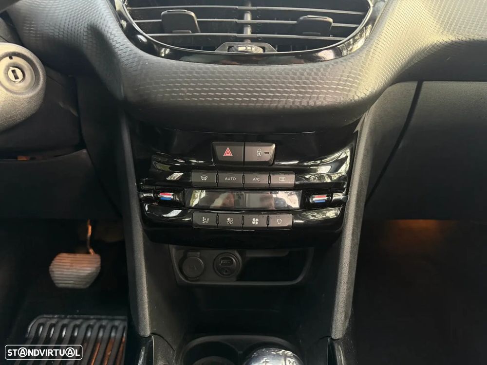 Peugeot 2008 1.2 PureTech Allure EAT6 - 22