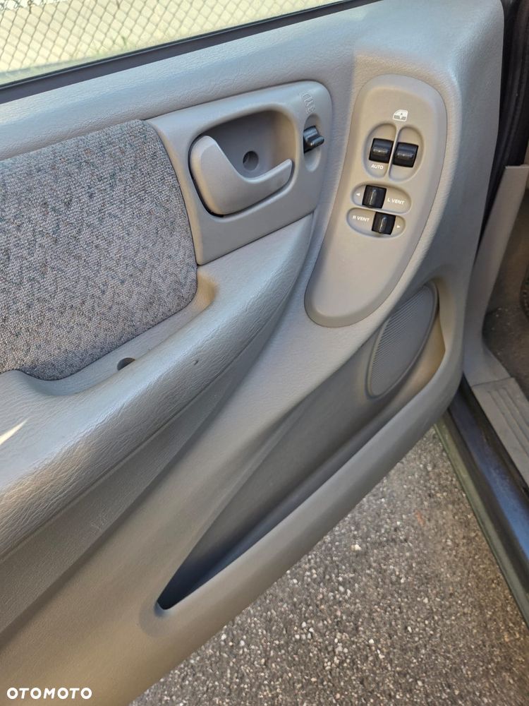 Chrysler Voyager 2.4 SE - 9