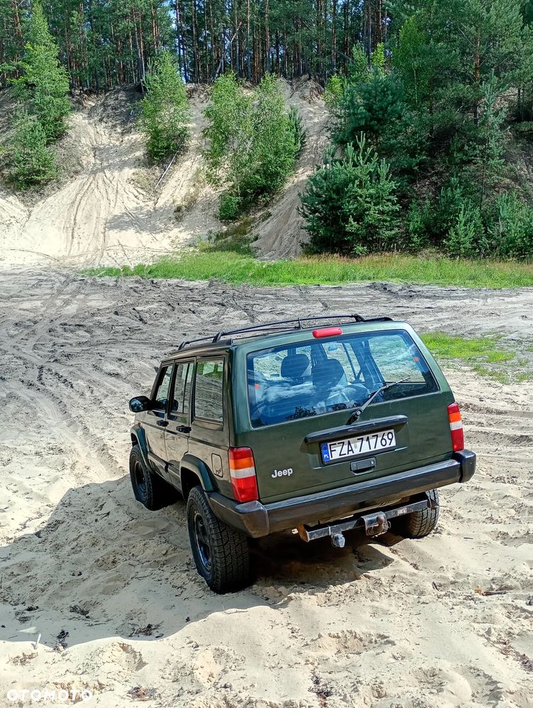 Jeep Cherokee - 10